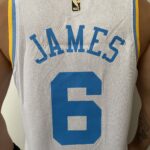 Camiseta Regata Basquete NBA Los Angeles Lakers LeBron James 6 Classic Edition Branca 2023 Nike - Imagem 16