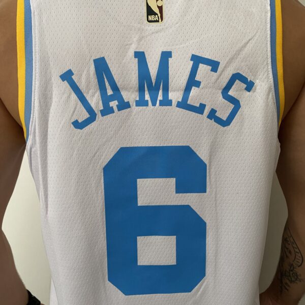 Camiseta Regata Basquete NBA Los Angeles Lakers LeBron James 6 Classic Edition Branca 2023 Nike - Imagem 16