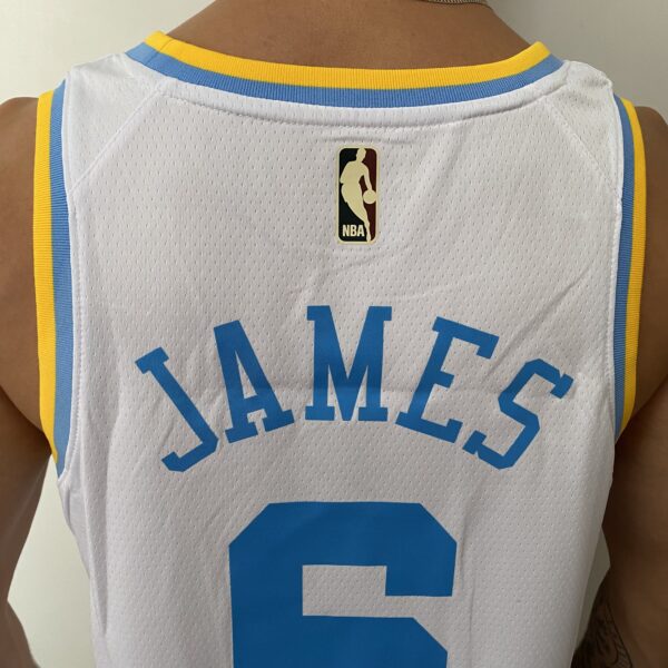Camiseta Regata Basquete NBA Los Angeles Lakers LeBron James 6 Classic Edition Branca 2023 Nike - Imagem 17
