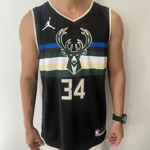 Camiseta Regata Basquete NBA Milwaukee Bucks Giannis Antetokounmpo 34 - Statement Edition Preta 2019 - Jordan - Imagem 1