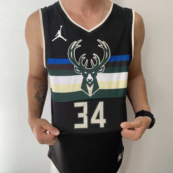 Camiseta Regata Basquete NBA Milwaukee Bucks Giannis Antetokounmpo 34 - Statement Edition Preta 2019 - Jordan - Imagem 3