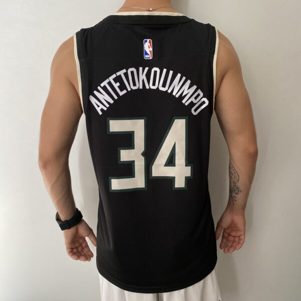 Camiseta Regata Basquete NBA Milwaukee Bucks Giannis Antetokounmpo 34 - Statement Edition Preta 2019 - Jordan - Imagem 11
