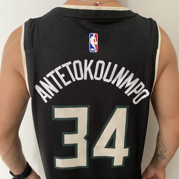 Camiseta Regata Basquete NBA Milwaukee Bucks Giannis Antetokounmpo 34 - Statement Edition Preta 2019 - Jordan - Imagem 12