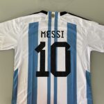 Camisa Seleção Argentina Home - Campeão Mundial - (2) Patch Copa do Mundo Catar - 3 estrelas - Messi 10 - 2023 Adidas - Versão Torcedor - Imagem 2
