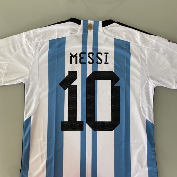 Camisa Seleção Argentina Home - Campeão Mundial - (2) Patch Copa do Mundo Catar - 3 estrelas - Messi 10 - 2023 Adidas - Versão Torcedor - Imagem 2