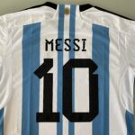 Camisa Seleção Argentina Home - Campeão Mundial - (2) Patch Copa do Mundo Catar - 3 estrelas - Messi 10 - 2023 Adidas - Versão Torcedor - Imagem 11