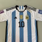 Camisa Seleção Argentina Home - Campeão Mundial - (2) Patch Copa do Mundo Catar - 3 estrelas - Messi 10 - 2023 Adidas - Versão Torcedor