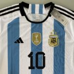 Camisa Seleção Argentina Home - Campeão Mundial - (2) Patch Copa do Mundo Catar - 3 estrelas - Messi 10 - 2023 Adidas - Versão Torcedor - Imagem 3