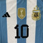 Camisa Seleção Argentina Home - Campeão Mundial - (2) Patch Copa do Mundo Catar - 3 estrelas - Messi 10 - 2023 Adidas - Versão Torcedor - Imagem 4