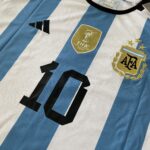 Camisa Seleção Argentina Home - Campeão Mundial - (2) Patch Copa do Mundo Catar - 3 estrelas - Messi 10 - 2023 Adidas - Versão Torcedor - Imagem 5