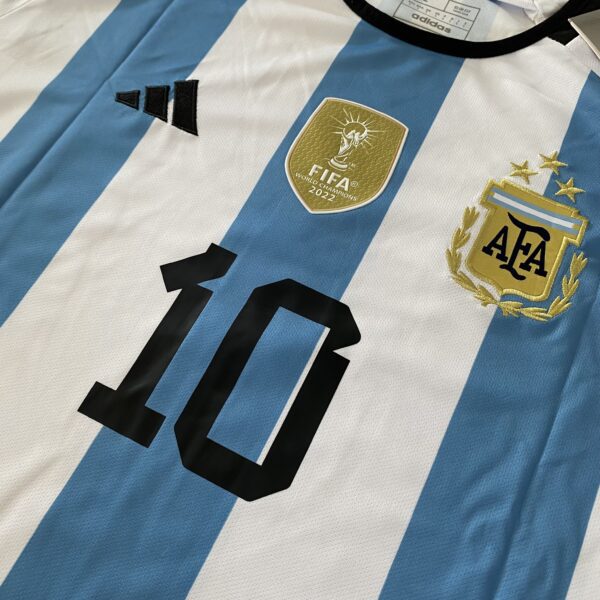 Camisa Seleção Argentina Home - Campeão Mundial - (2) Patch Copa do Mundo Catar - 3 estrelas - Messi 10 - 2023 Adidas - Versão Torcedor - Imagem 5