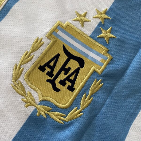 Camisa Seleção Argentina Home - Campeão Mundial - (2) Patch Copa do Mundo Catar - 3 estrelas - Messi 10 - 2023 Adidas - Versão Torcedor - Imagem 7