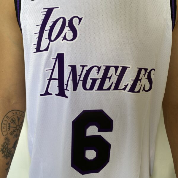 Camiseta Regata NBA Los Angeles Lakers LeBron James 23 City Edition Nike - Imagem 4