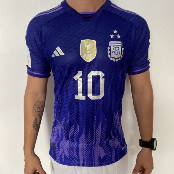 Camisa Seleção Argentina Away - Campeão Mundial - (2) Patch Copa do Mundo Catar - 3 Estrelas - Messi 10 - 2023 Adidas - Versão Jogador - Imagem 1