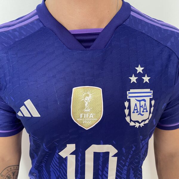 Camisa Seleção Argentina Away - Campeão Mundial - (2) Patch Copa do Mundo Catar - 3 Estrelas - Messi 10 - 2023 Adidas - Versão Jogador - Imagem 3