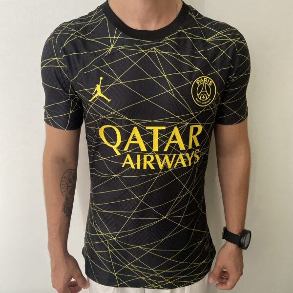 2023-08-01 15.37.15 Camisa Paris Saint-Germain - PSG 4th 2023 Preto Jordan - Imagem 1