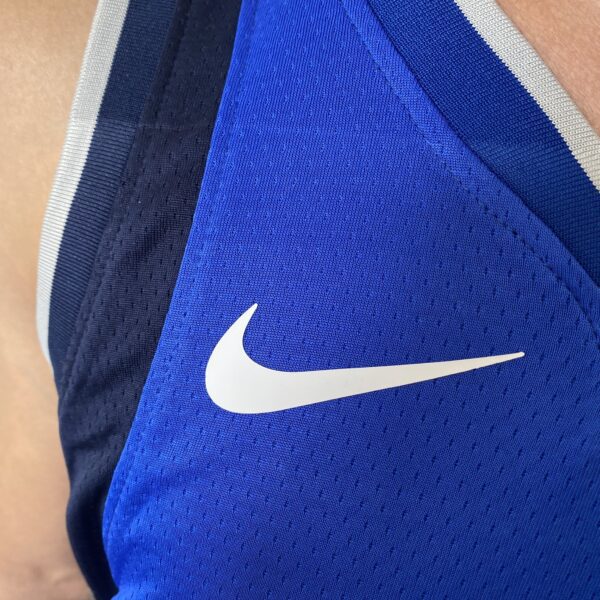 Camiseta Regata NBA Swingman Dallas Mavericks Kyrie Irving 2 Icon Edition Azul 2022 Nike - Imagem 4