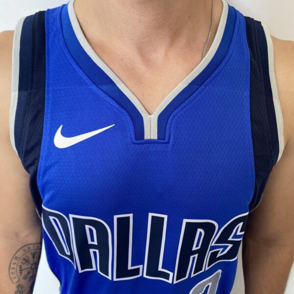 Camiseta Regata NBA Swingman Dallas Mavericks Kyrie Irving 2 Icon Edition Azul 2022 Nike - Imagem 5