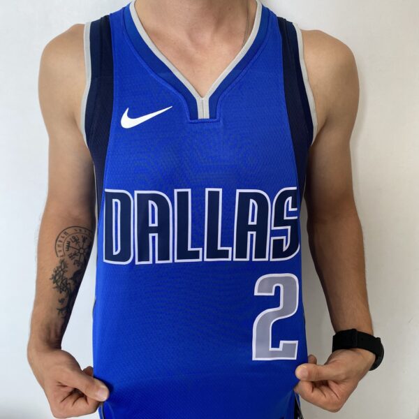 Camiseta Regata NBA Swingman Dallas Mavericks Kyrie Irving 2 Icon Edition Azul 2022 Nike - Imagem 2