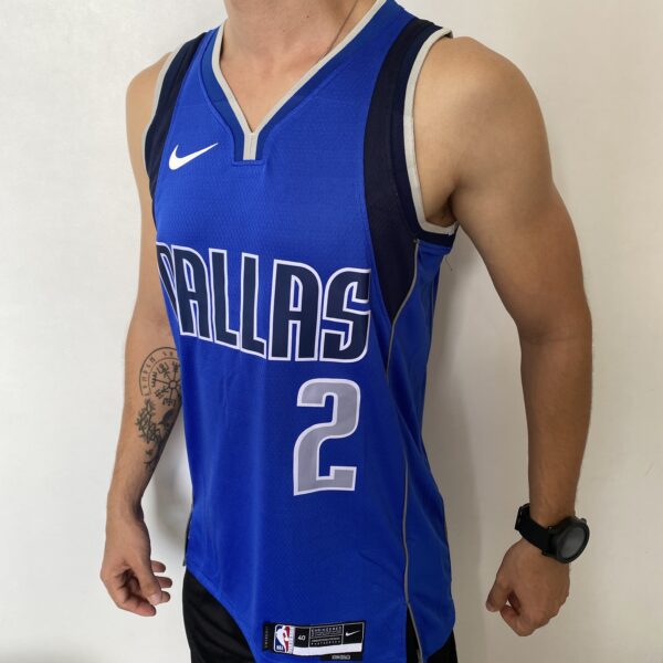 Camiseta Regata NBA Swingman Dallas Mavericks Kyrie Irving 2 Icon Edition Azul 2022 Nike - Imagem 6
