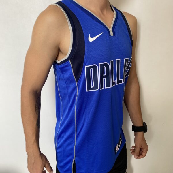 Camiseta Regata NBA Swingman Dallas Mavericks Kyrie Irving 2 Icon Edition Azul 2022 Nike - Imagem 7