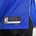 Camiseta Regata NBA Swingman Dallas Mavericks Kyrie Irving 2 Icon Edition Azul 2022 Nike - Imagem 8