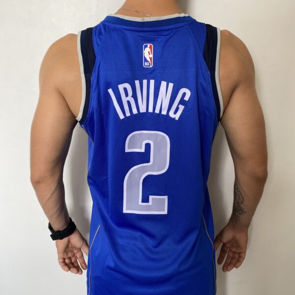 Camiseta Regata NBA Swingman Dallas Mavericks Kyrie Irving 2 Icon Edition Azul 2022 Nike - Imagem 10