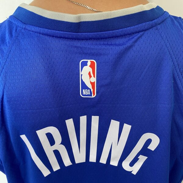 Camiseta Regata NBA Swingman Dallas Mavericks Kyrie Irving 2 Icon Edition Azul 2022 Nike - Imagem 11