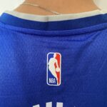 Camiseta Regata NBA Swingman Dallas Mavericks Kyrie Irving 2 Icon Edition Azul 2022 Nike - Imagem 12