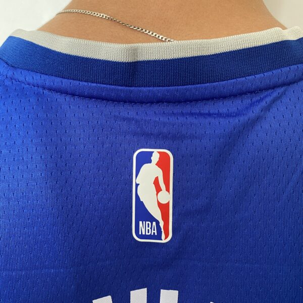 Camiseta Regata NBA Swingman Dallas Mavericks Kyrie Irving 2 Icon Edition Azul 2022 Nike - Imagem 12