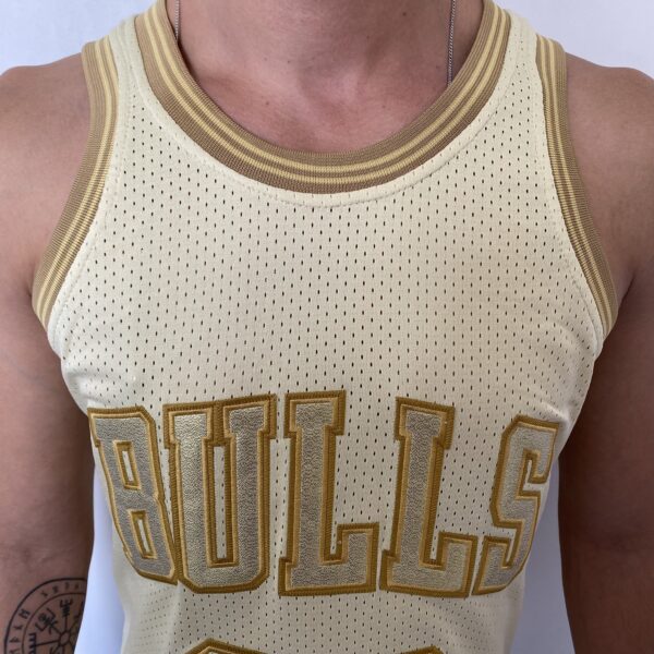 Camiseta Regata NBA Mitchell & Ness 1997/98 Dourada - Chicago Bulls - Michael Jordan 23 - Edição Especial - Midas - Imagem 2