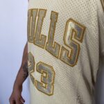 Camiseta Regata NBA Mitchell & Ness 1997/98 Dourada - Chicago Bulls - Michael Jordan 23 - Edição Especial - Midas - Imagem 3