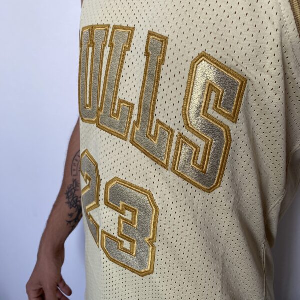 Camiseta Regata NBA Mitchell & Ness 1997/98 Dourada - Chicago Bulls - Michael Jordan 23 - Edição Especial - Midas - Imagem 3