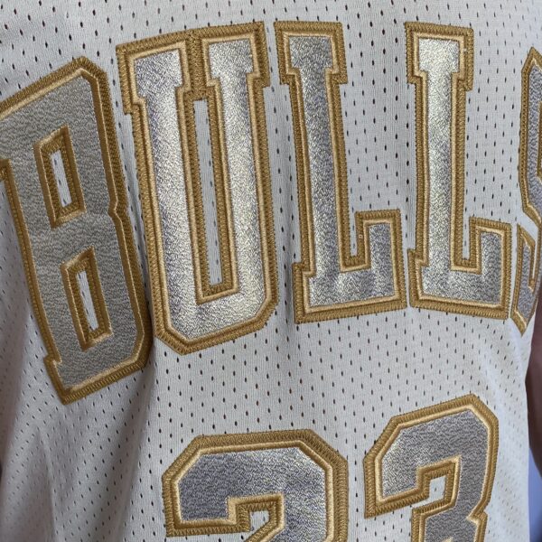 Camiseta Regata NBA Mitchell & Ness 1997/98 Dourada - Chicago Bulls - Michael Jordan 23 - Edição Especial - Midas - Imagem 4