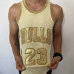 Camiseta Regata NBA Mitchell & Ness 1997/98 Dourada - Chicago Bulls - Michael Jordan 23 - Edição Especial - Midas - Imagem 9
