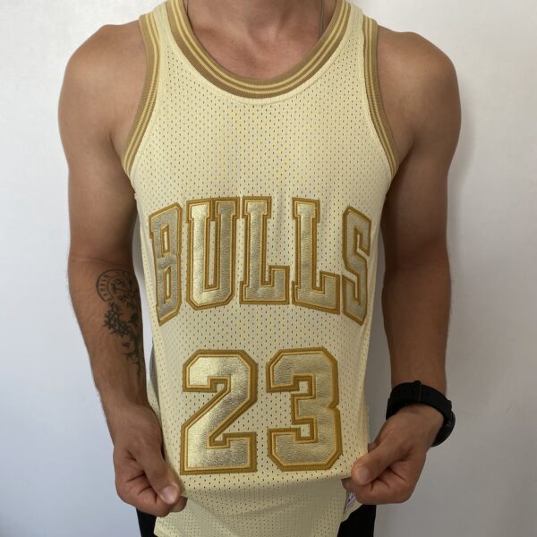Camiseta Regata NBA Mitchell & Ness 1997/98 Dourada - Chicago Bulls - Michael Jordan 23 - Edição Especial - Midas - Imagem 9