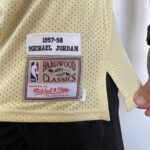 Camiseta Regata NBA Mitchell & Ness 1997/98 Dourada - Chicago Bulls - Michael Jordan 23 - Edição Especial - Midas - Imagem 10