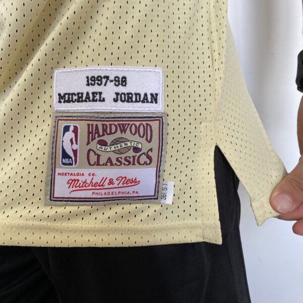 Camiseta Regata NBA Mitchell & Ness 1997/98 Dourada - Chicago Bulls - Michael Jordan 23 - Edição Especial - Midas - Imagem 10