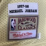 Camiseta Regata NBA Mitchell & Ness 1997/98 Dourada - Chicago Bulls - Michael Jordan 23 - Edição Especial - Midas - Imagem 11