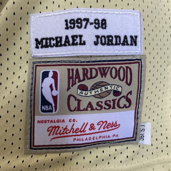 Camiseta Regata NBA Mitchell & Ness 1997/98 Dourada - Chicago Bulls - Michael Jordan 23 - Edição Especial - Midas - Imagem 11