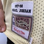 Camiseta Regata NBA Mitchell & Ness 1997/98 Dourada - Chicago Bulls - Michael Jordan 23 - Edição Especial - Midas - Imagem 12