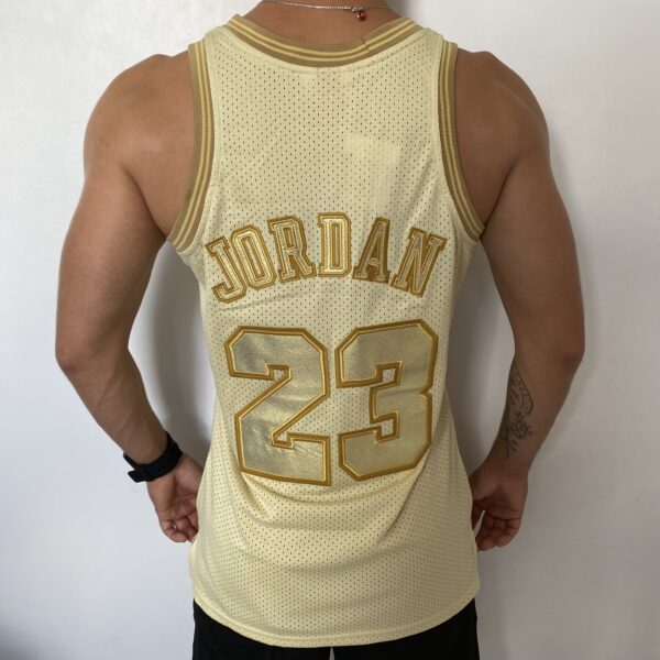 Camiseta Regata NBA Mitchell & Ness 1997/98 Dourada - Chicago Bulls - Michael Jordan 23 - Edição Especial - Midas - Imagem 16
