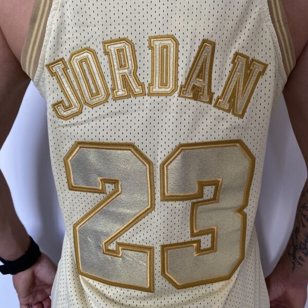 Camiseta Regata NBA Mitchell & Ness 1997/98 Dourada - Chicago Bulls - Michael Jordan 23 - Edição Especial - Midas - Imagem 17