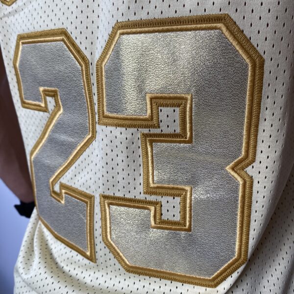 Camiseta Regata NBA Mitchell & Ness 1997/98 Dourada - Chicago Bulls - Michael Jordan 23 - Edição Especial - Midas - Imagem 18