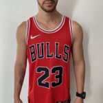 Camiseta Regata NBA Chicago Bulls Michael Jordan 23 Icon Edition Vermelha 2022 Nike - Imagem 8