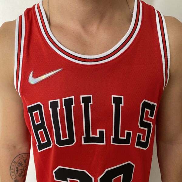 Camiseta Regata NBA Chicago Bulls Michael Jordan 23 Icon Edition Vermelha 2022 Nike - Imagem 3