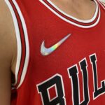 Camiseta Regata NBA Chicago Bulls Michael Jordan 23 Icon Edition Vermelha 2022 Nike - Imagem 2
