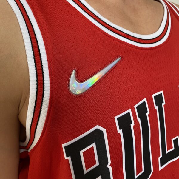 Camiseta Regata NBA Chicago Bulls Michael Jordan 23 Icon Edition Vermelha 2022 Nike - Imagem 2