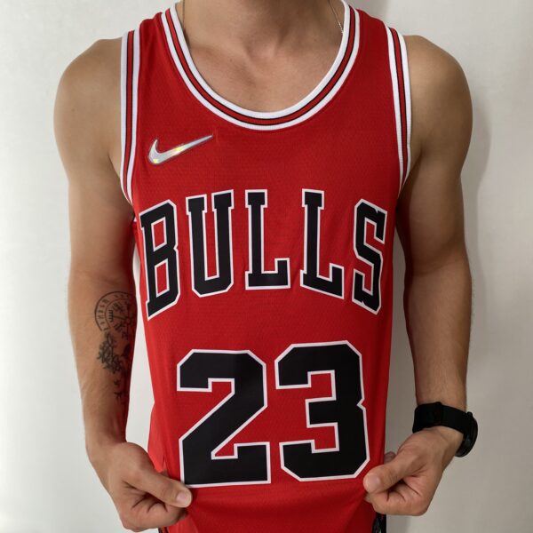 Camiseta Regata NBA Chicago Bulls Michael Jordan 23 Icon Edition Vermelha 2022 Nike - Imagem 5