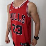 Camiseta Regata NBA Chicago Bulls Michael Jordan 23 Icon Edition Vermelha 2022 Nike - Imagem 6